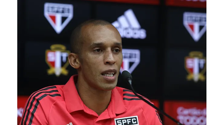 Miranda retorna ao São Paulo após dez anos de sua primeira passagem no clube. (Foto: Reprodução Twitter São Paulo)