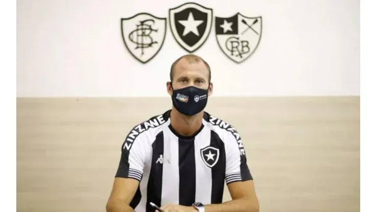 Joel Carli é apresentado oficialmente em retorno ao Botafogo