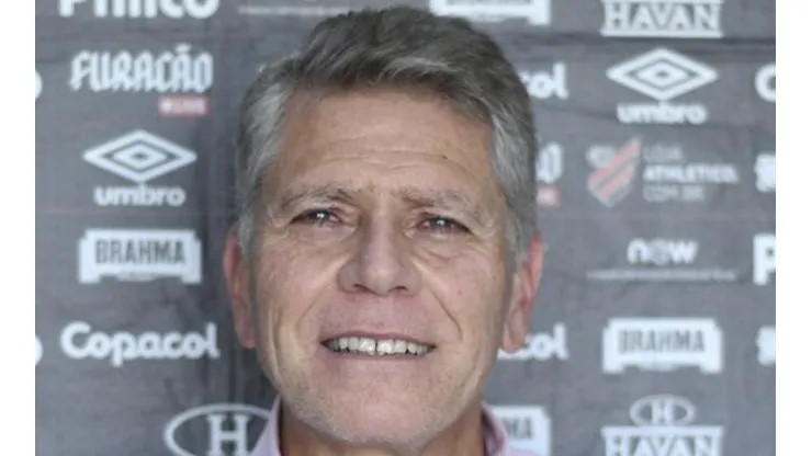 Autuori revela que Jadson renovou com Athletico