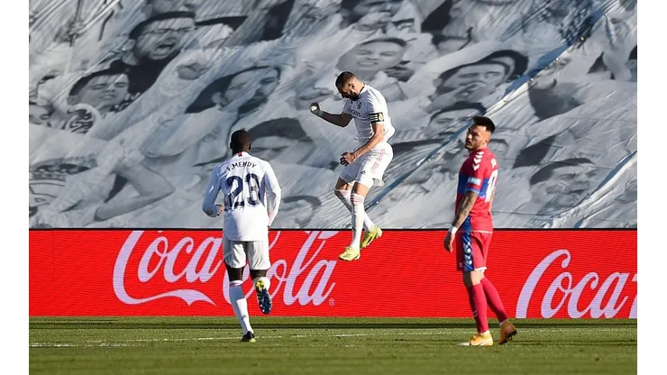 Benzema decide e Real Madrid vence Elche de virada