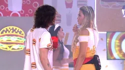 Fiuk e Sarah conversam sobre votos durante festa