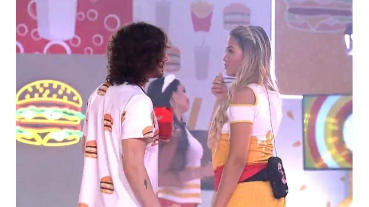 Fiuk e Sarah conversam sobre votos durante festa