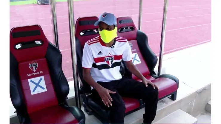 Ex-BBB Lucas Penteado visita o Estádio do Morumbi
