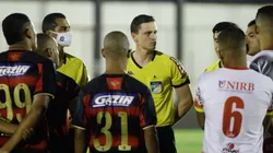 Jogadores do Leão e do Juazeirense conversam com o árbitro em polêmica partida - Foto: Anderson Stevens/Sport Club do Recife