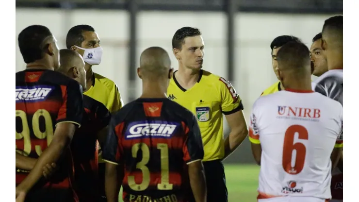 Jogadores do Leão e do Juazeirense conversam com o árbitro em polêmica partida - Foto: Anderson Stevens/Sport Club do Recife