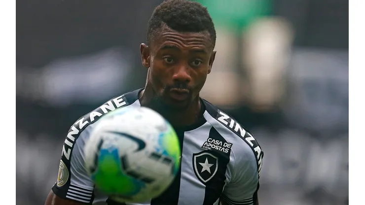 Botafogo vira refém de Kalou e Durcesio vê advogado dificultar: "Quer mais que o dobro"