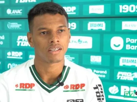 Tailson mostra seu cartão de visita para a torcida do Coritiba