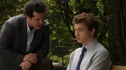 John Leguizamo e Tye Sheridan em cema de "O Recepcionista"