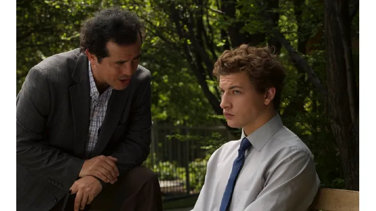 John Leguizamo e Tye Sheridan em cema de "O Recepcionista"