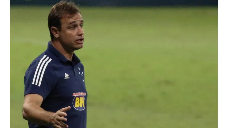 Treinador será obrigado a mexer na zaga - Foto: Fernando Moreno/AGIF.