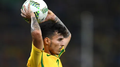 O Vasco anunciou a contratação do lateral Zeca, ex-Santos e Internacional