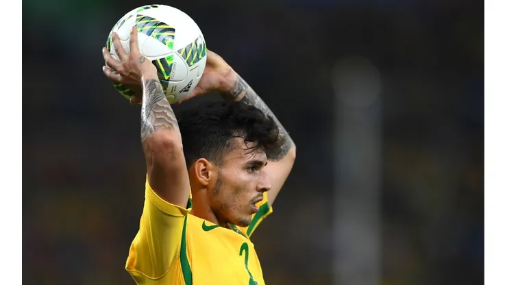 O Vasco anunciou a contratação do lateral Zeca, ex-Santos e Internacional