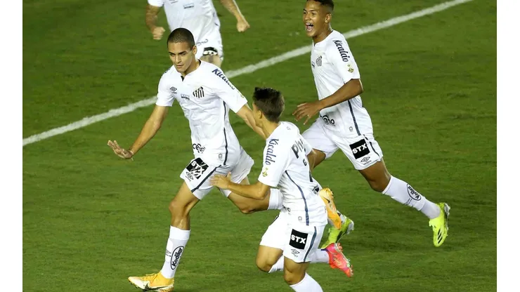 Santos encontra dificuldades, mas vence Deportivo Lara na Vila Belmiro