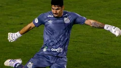 João Paulo não quer deixar o Santos, mas Peixe pode aceitar proposta do Ajax pelo goleiro