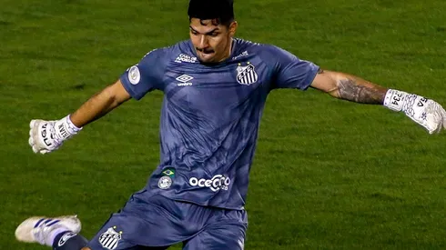 João Paulo não quer deixar o Santos, mas Peixe pode aceitar proposta do Ajax pelo goleiro