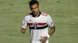 Daniel Alves em jogo contra o Santos. (Foto: Ettore Chiereguini/AGIF)