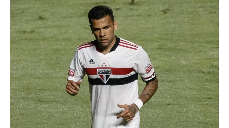 Daniel Alves em jogo contra o Santos. (Foto: Ettore Chiereguini/AGIF)