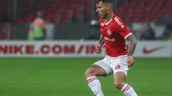 Lateral aguarda rescisão com o Inter para fechar com o Vasco (Foto: Getty Images)