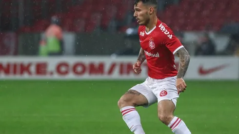 Lateral aguarda rescisão com o Inter para fechar com o Vasco (Foto: Getty Images)