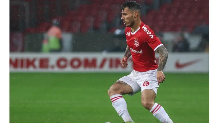 Lateral aguarda rescisão com o Inter para fechar com o Vasco (Foto: Getty Images)