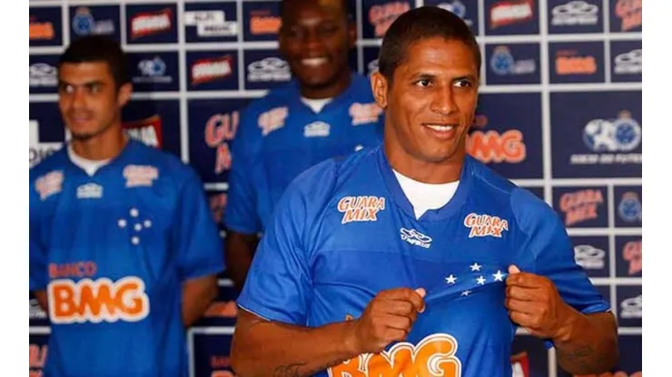 Cruzeiro é intimado a pagar R$175 mil em ação movida por Uelliton, ex-volante