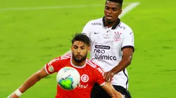 Jemerson marca de perto o atacante Yuri Alberto (Foto: Getty Images)