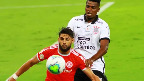 Jemerson marca de perto o atacante Yuri Alberto (Foto: Getty Images)