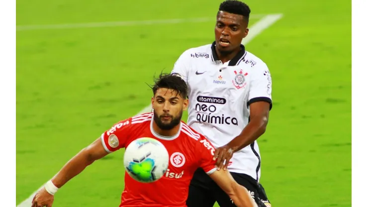 Jemerson marca de perto o atacante Yuri Alberto (Foto: Getty Images)