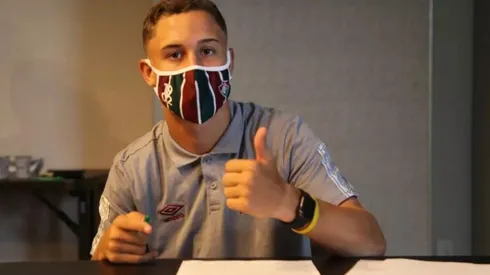 Fluminense assina contrato profissional com Arthur, de 16 anos