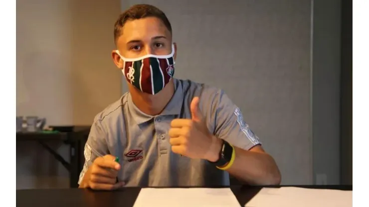 Fluminense assina contrato profissional com Arthur, de 16 anos