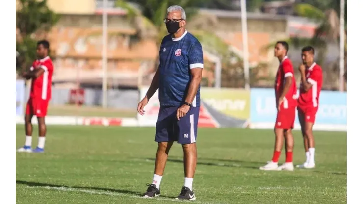 Hélio dos Anjos, técnico do Náutico, se posiciona contra paralisação do futebol