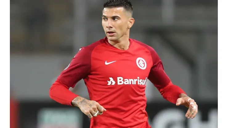 Palmeiras está interessado na contratação de Víctor Cuesta, do Internacional
