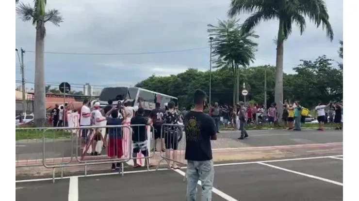 São Paulo é recebido com protesto em Limeira