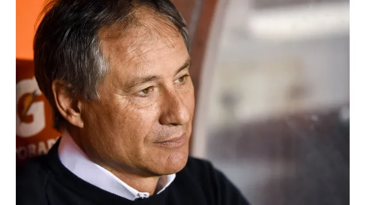Ariel Holan foi apresentado oficialmente como o novo técnico do Santos