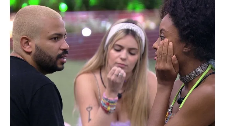 Projota, Viih Tube e Lumena conversam na área externa da casa