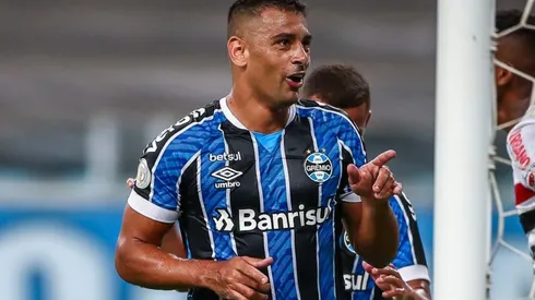 Atacante destacou a importância do jogador entre os titulares - Foto: Lucas Uebel/Flickr Oficial do Grêmio/Divulgação.