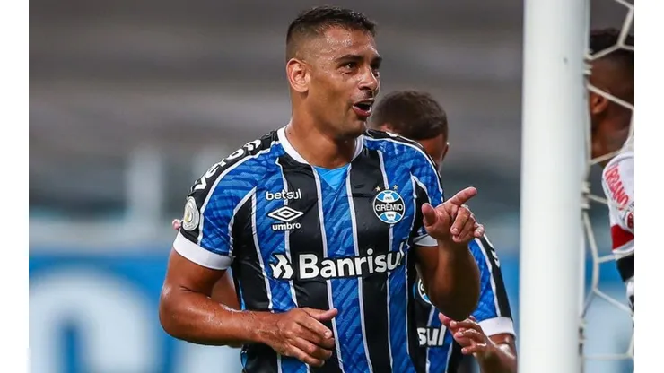 Atacante destacou a importância do jogador entre os titulares - Foto: Lucas Uebel/Flickr Oficial do Grêmio/Divulgação.