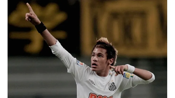 Neymar cantou o hino do Santos e deixou os santistas nostálgicos