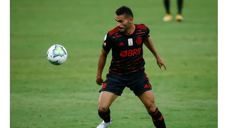 Flamengo renova contrato com o volante Thiago Maia