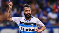 Douglas não perdeu tempo nas redes. Foto: Pedro Vilela/Getty Images