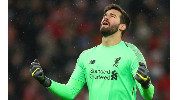 Liverpool presta solidariedade a Alisson após morte do pai