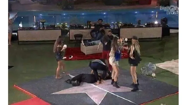 Pocah caiu desacordada na pista de dança