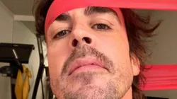 Fernando Alonso faz exercícios de pescoço depois de acidente de bicicleta