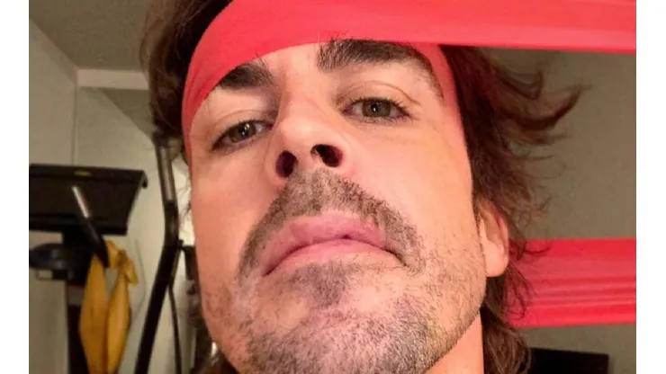 Fernando Alonso faz exercícios de pescoço depois de acidente de bicicleta