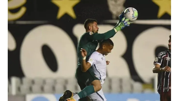 Madson tem duas costelas fraturadas e desfalcará Santos por tempo indeterminado