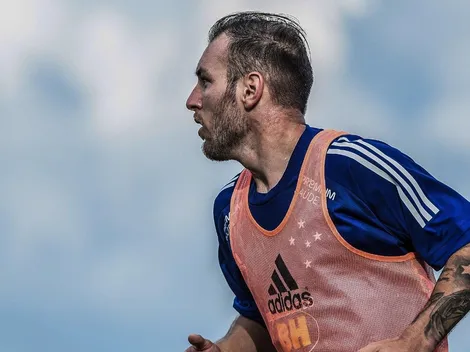 Bruno José mostra seu cartão de visita para torcida do Cruzeiro