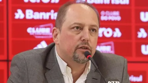 Alessandro Barcellos em entrevista. (Foto: Ricardo Duarte / Inter/Divulgação)