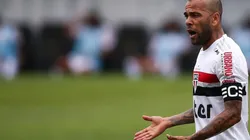 Daniel Alves recebeu terceiro amarelo contra o Palmeiras