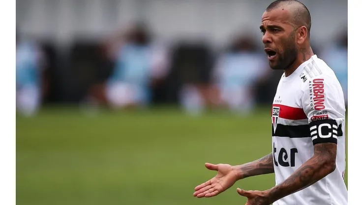 Daniel Alves recebeu terceiro amarelo contra o Palmeiras