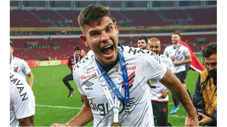 Atualmente no Lyon, da França, o brasileiro celebrou o primeiro card forte no game (Crédito: Getty Images)